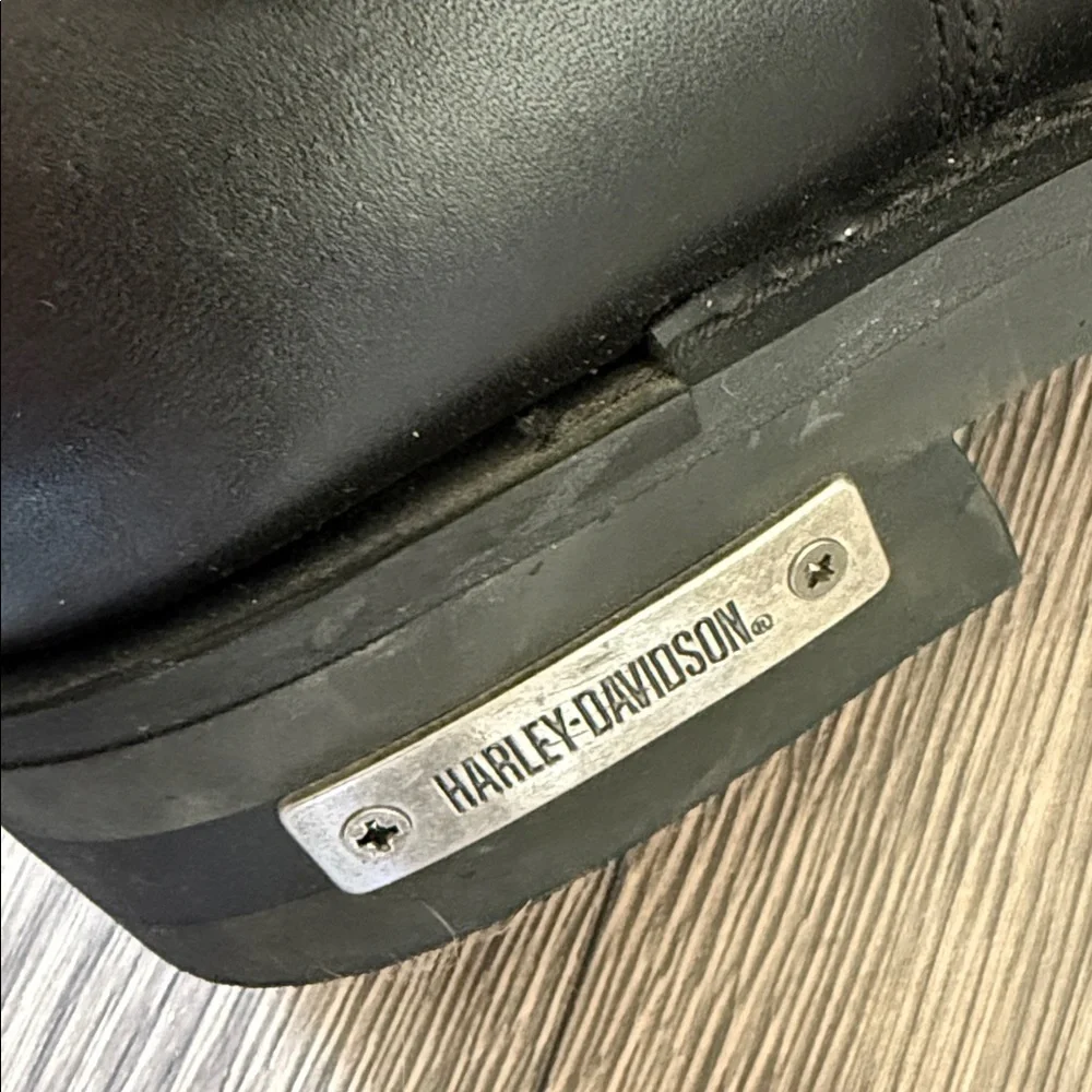 Harley-Davidson buckle accents davidson